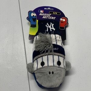 Forever Collectibles New York Yankees MLB Kids Team Mascot Mittens Size S/M